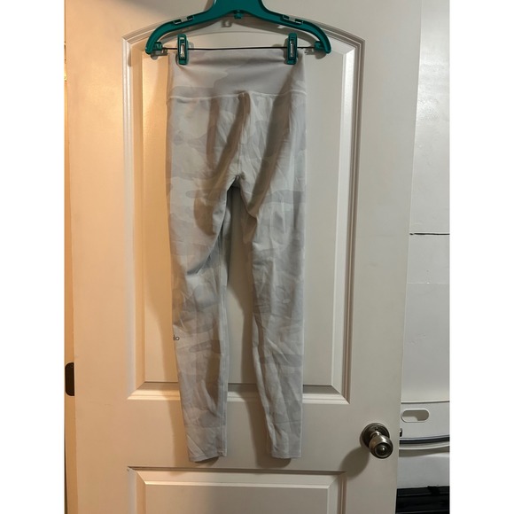 Alo Yoga Camo High Waist Leggings White Grey‎ Athletic Workout Size S - Picture 3 of 6